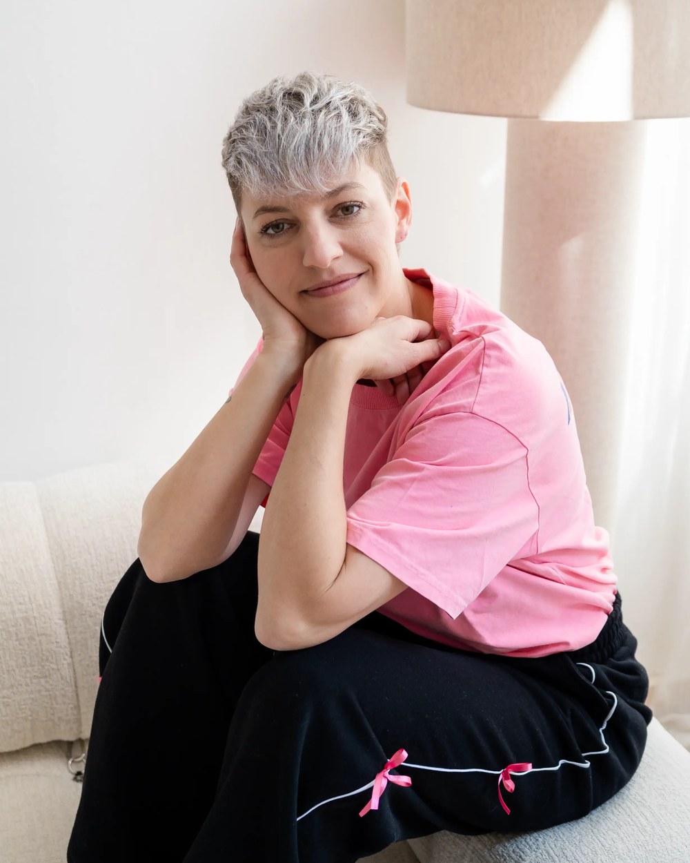 Sofie, de maker van noppi, ontspannen op de bank